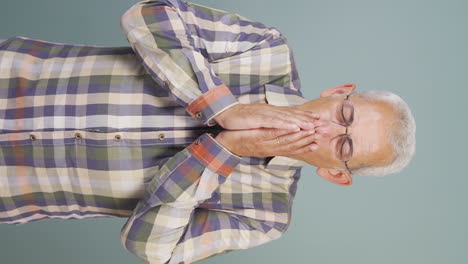Vertical-video-of-The-sneezing-man.-Patient.